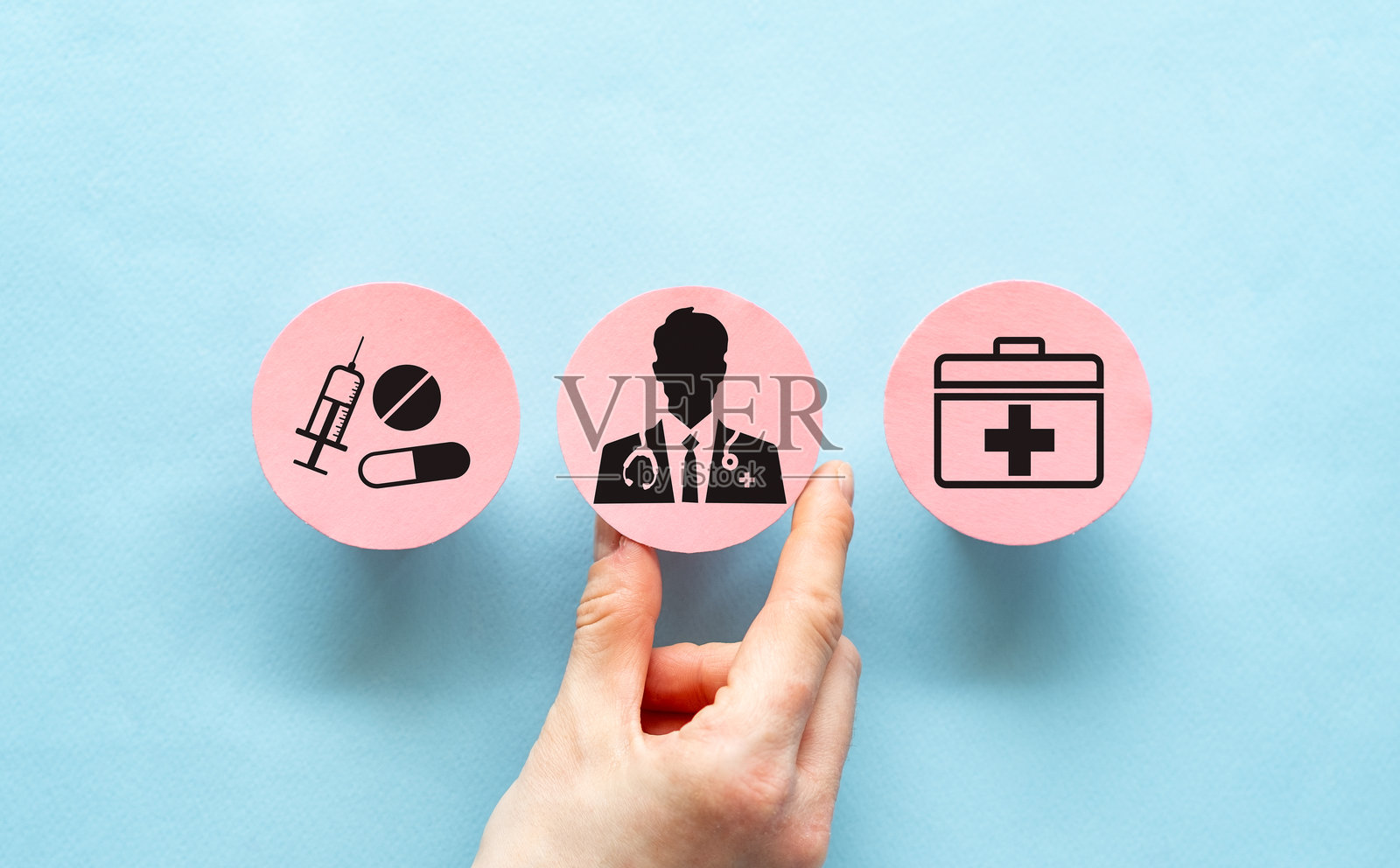 医生向患者解释疾病管理和保险覆盖的概念，强调在医院服务业务中药物和护理的重要性。照片摄影图片