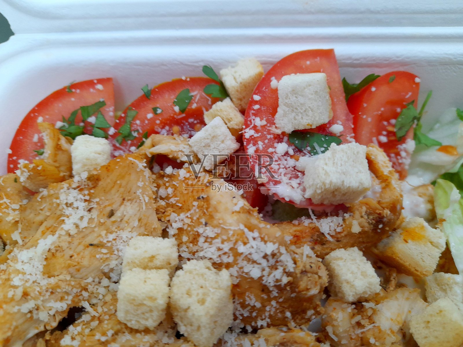 凯撒沙拉配鸡肉照片摄影图片