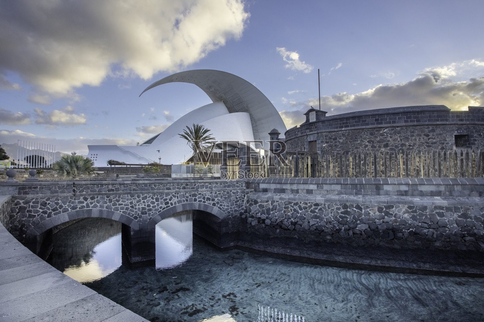 特内里费圣克鲁斯礼堂的日出与公园内的军事堡垒的图像。照片摄影图片