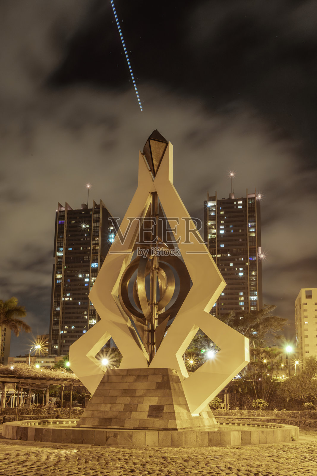 夜间的塞萨尔·曼里雕塑图像照片摄影图片