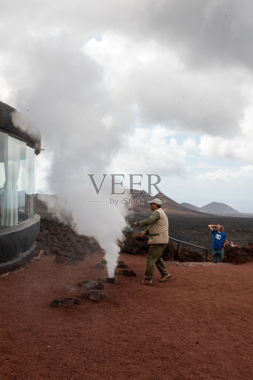 2024年，西班牙兰萨罗特的蒂曼法亚国家公园，公园工作人员用水激活火山，喷出水柱。照片摄影图片