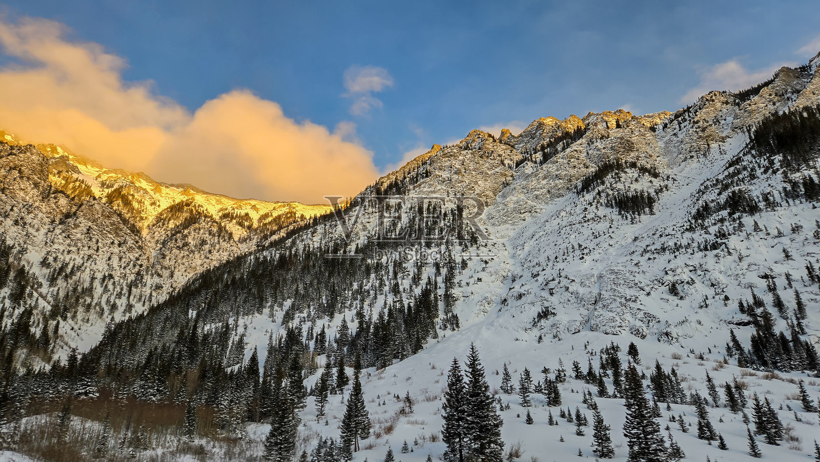 山上的烟雾照片摄影图片