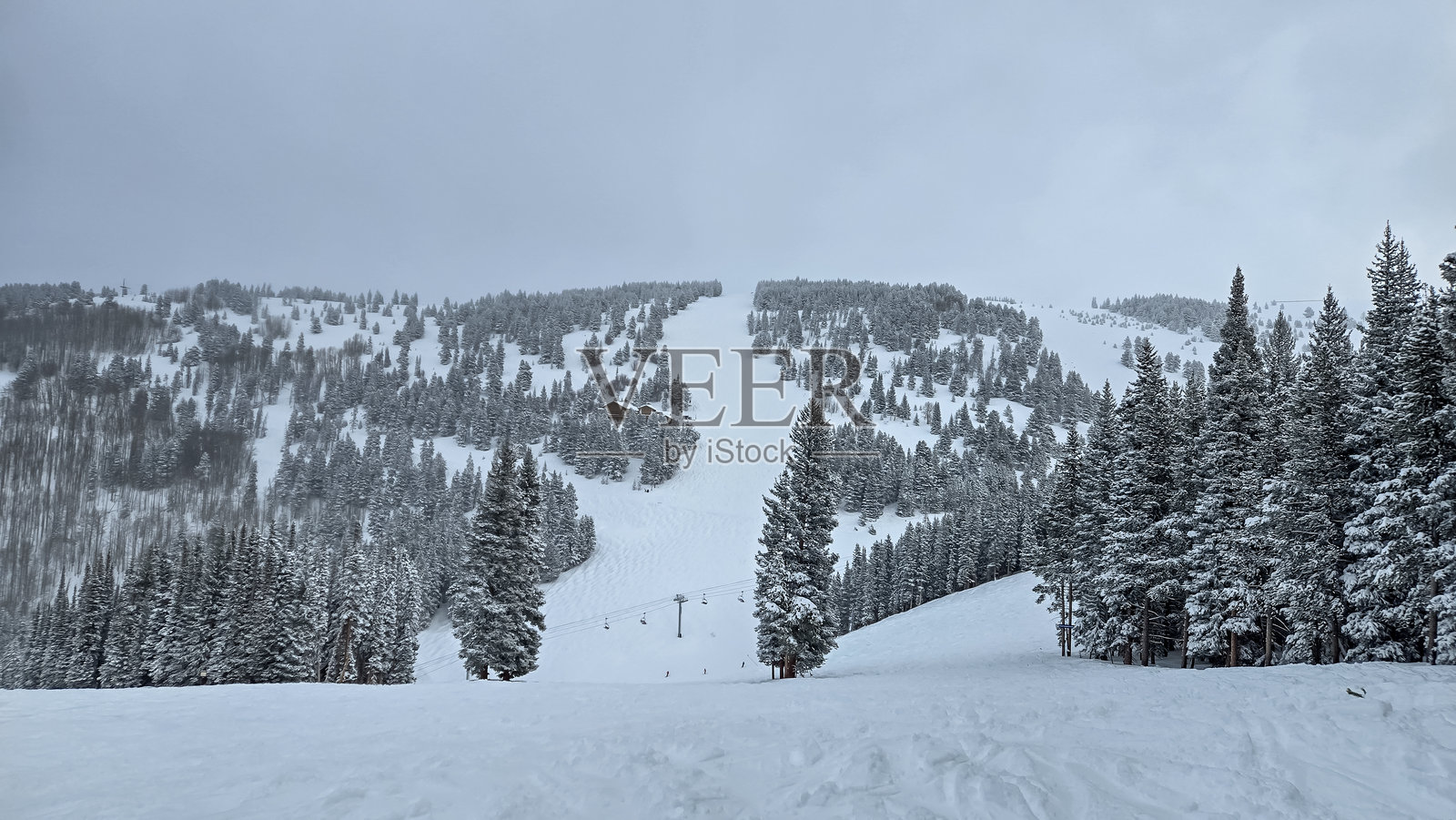 在科罗拉多州韦尔的雪天滑雪照片摄影图片