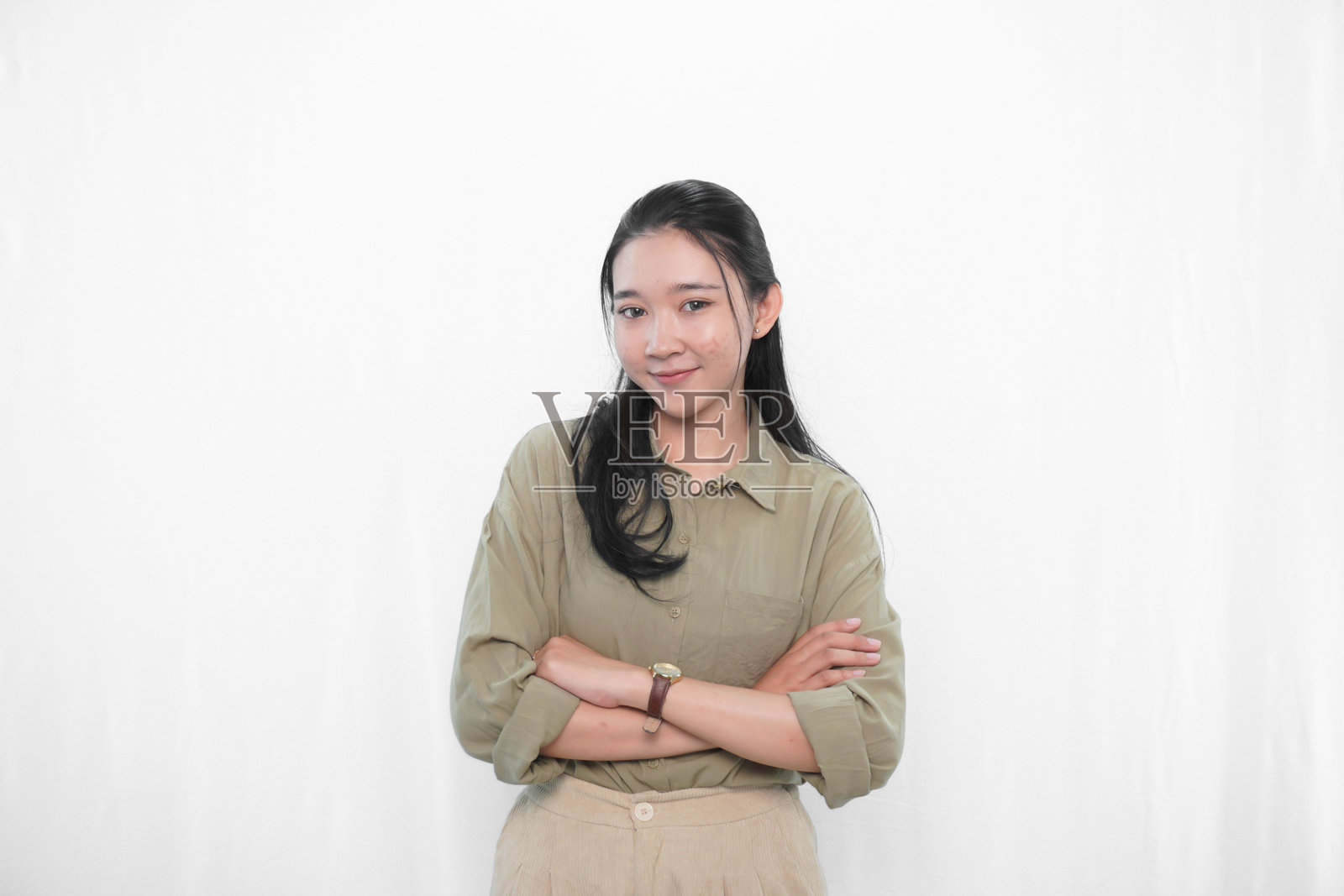 穿着绿色裙子的印尼亚洲女性在摄影棚中的表情照片摄影图片