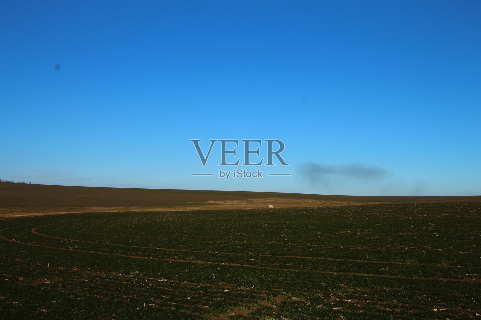 田野上的大型标志照片摄影图片