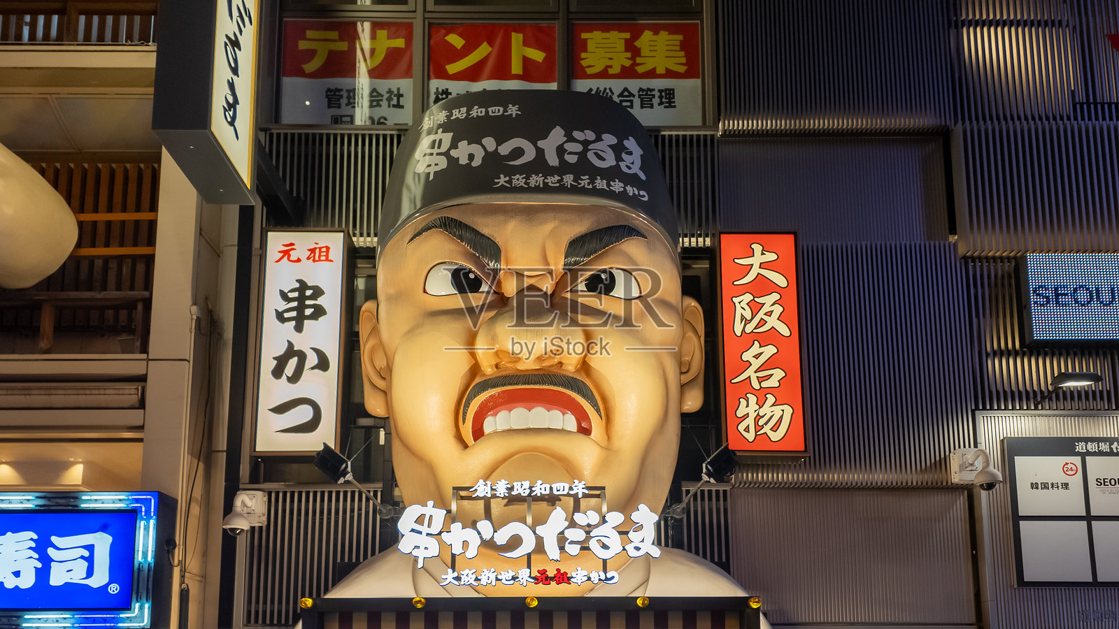 日本大阪。餐馆和商店外立面上色彩斑斓的传统广告牌。道顿堀地区。旅游景点。照片摄影图片