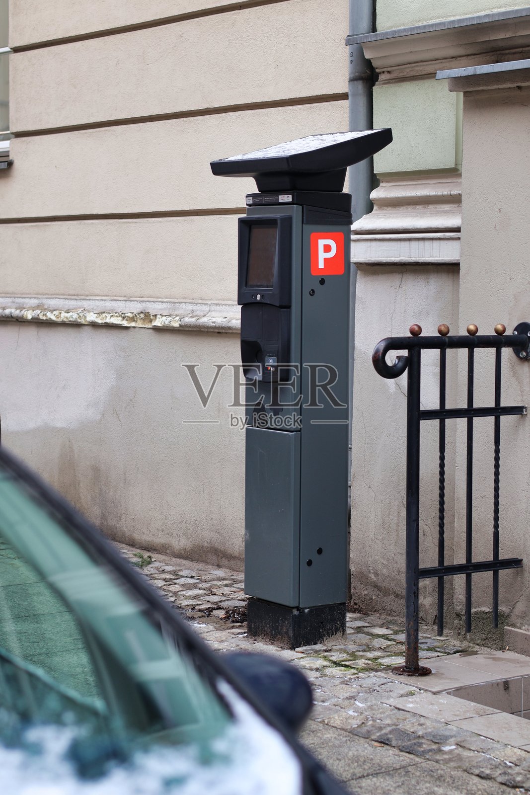 城市停车计时器上有一个明显的红色“P”标志照片摄影图片