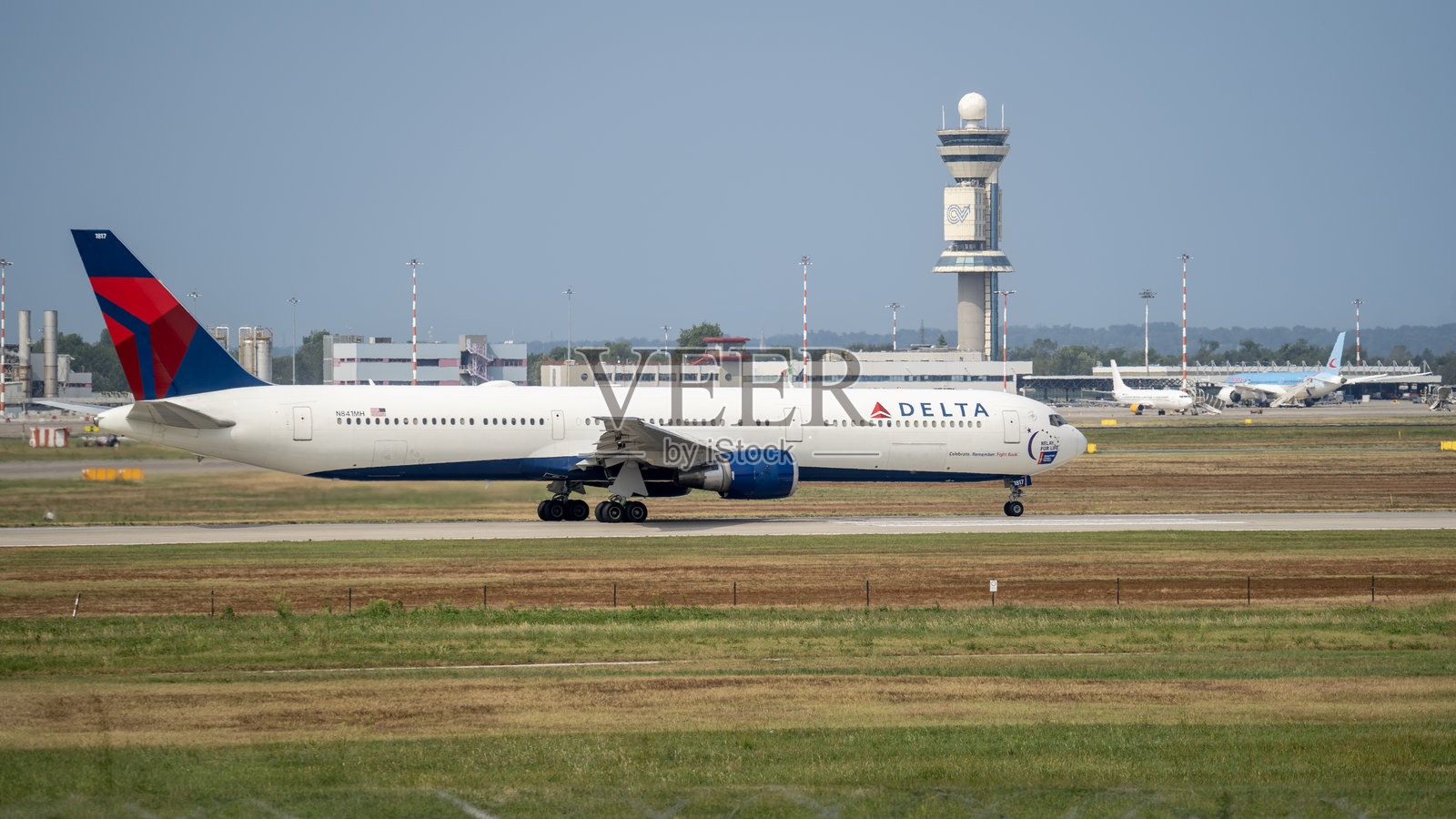 达美航空波音767正在米兰马尔彭萨国际机场滑行照片摄影图片