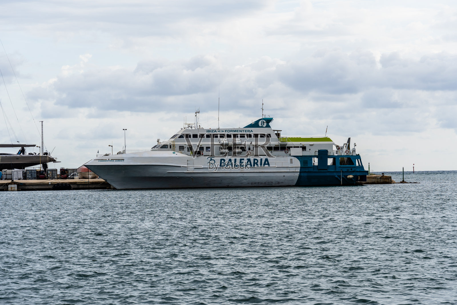 巴利阿里亚渡轮停靠在港口照片摄影图片