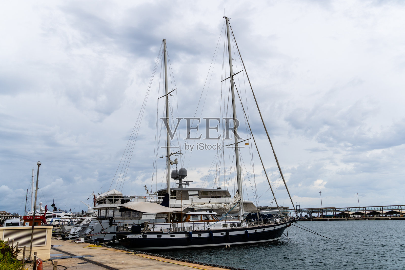 停靠在码头的帆船照片摄影图片