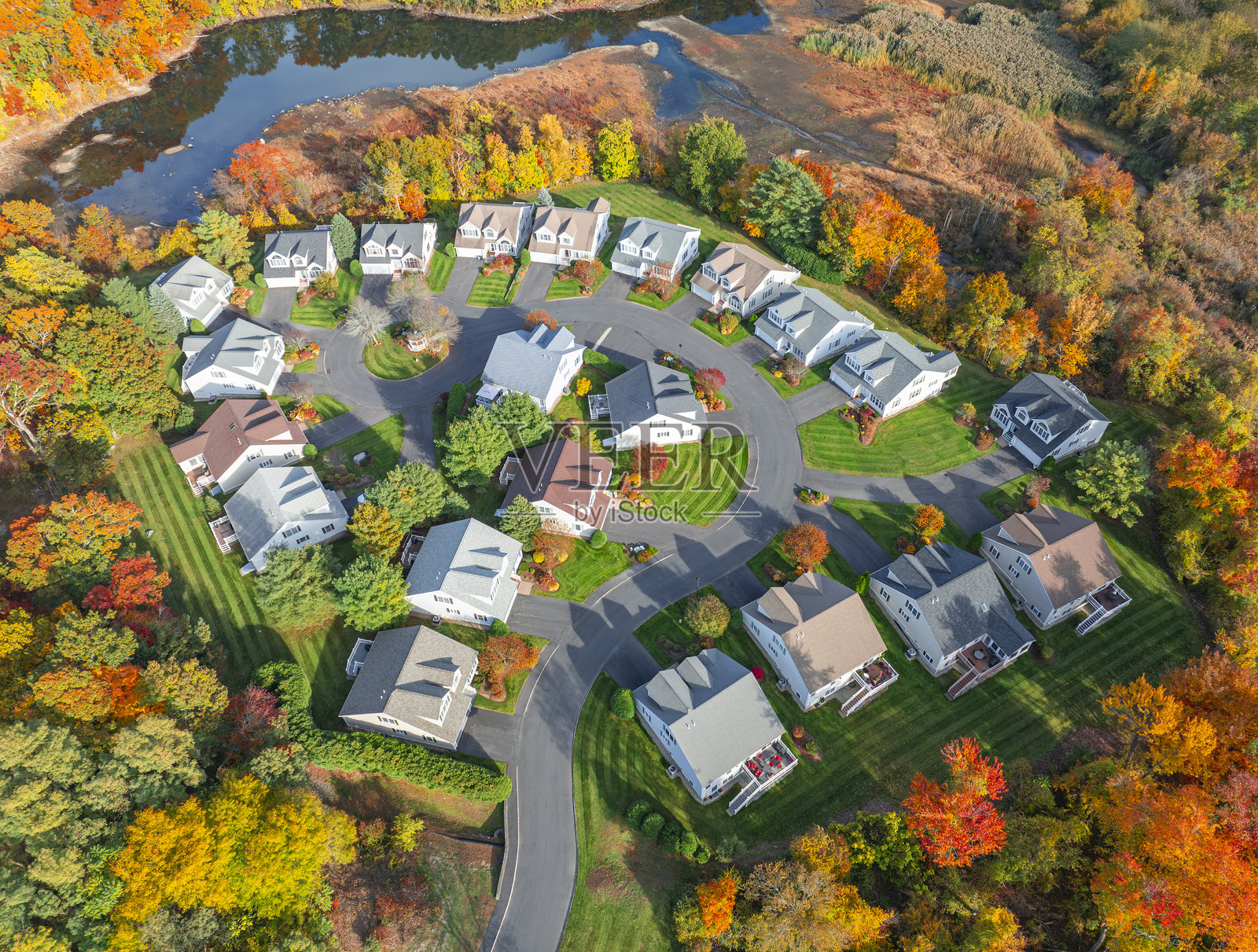 单户住宅区街道的航拍无人机视角照片摄影图片