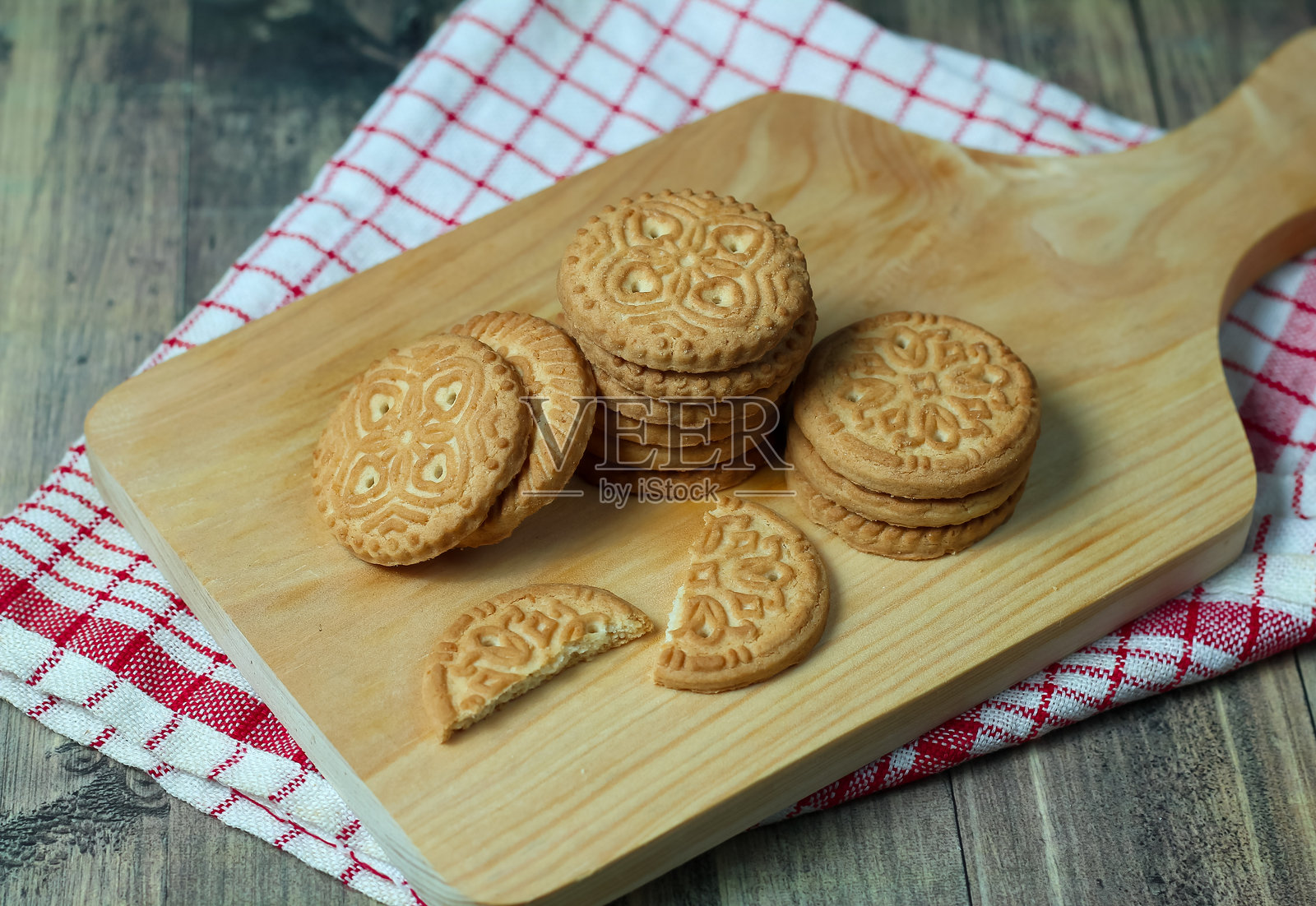 一堆美味的杏仁饼干放在木板上照片摄影图片