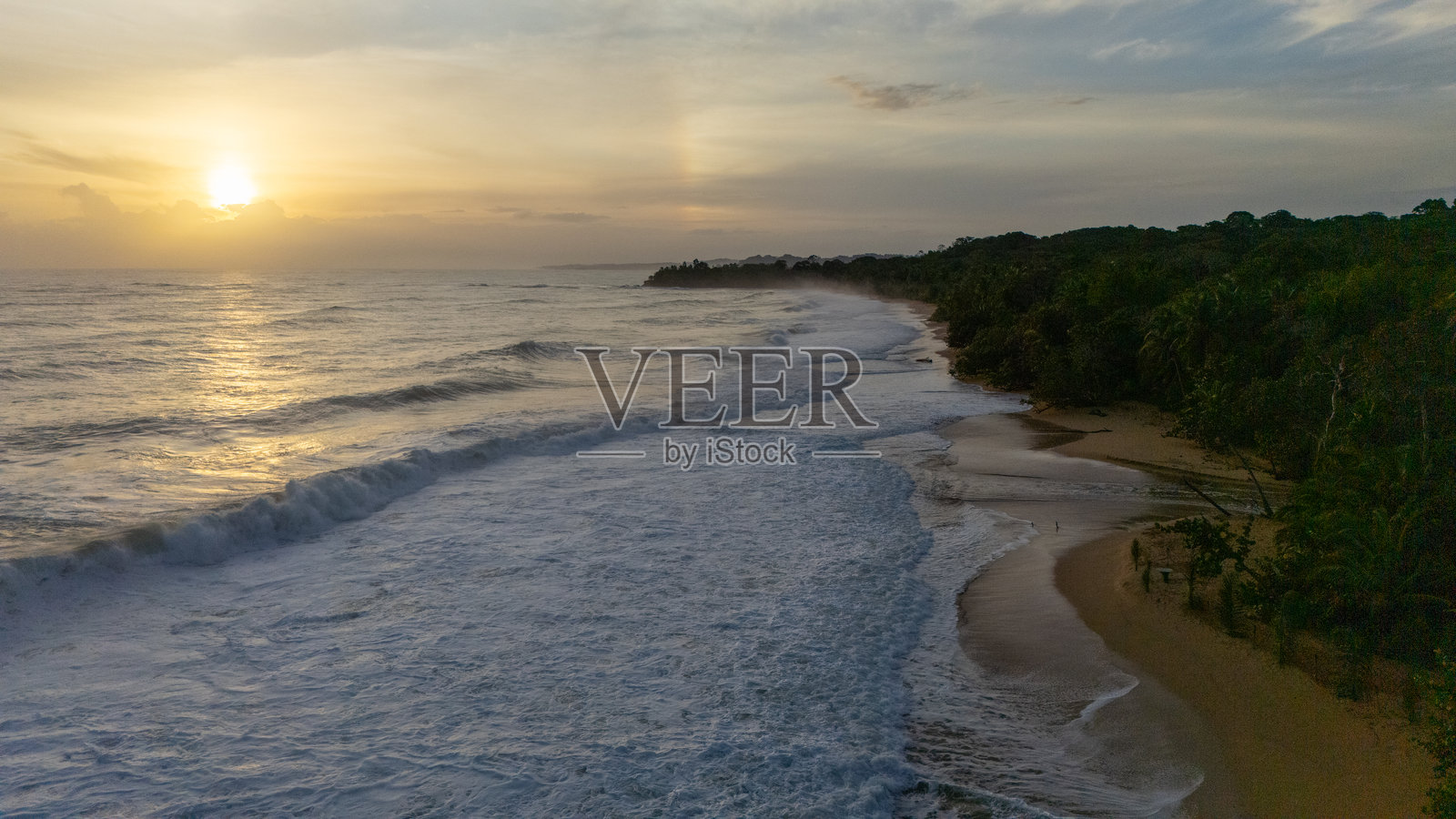 巴拿马博卡斯德尔托罗伊斯拉科隆的美丽绿洲悬崖海滩酒店和悬崖海滩的日出无人机航拍视角照片摄影图片