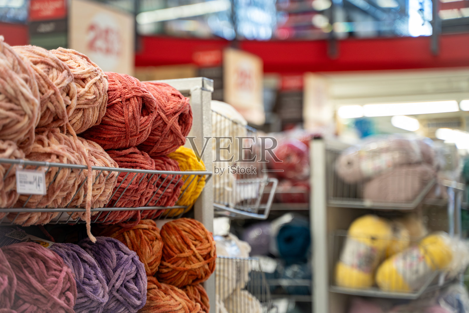 商店里的五彩缤纷的毛线。照片摄影图片