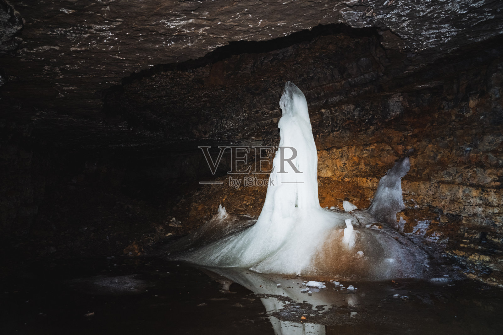 体验壮丽的冰层之美，位于令人惊叹的地下洞穴环境中，完美适合冒险爱好者。照片摄影图片