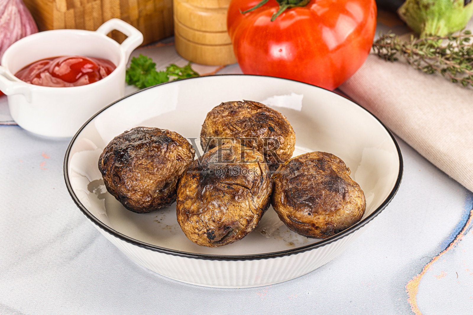 烤土豆烧烤，带皮照片摄影图片