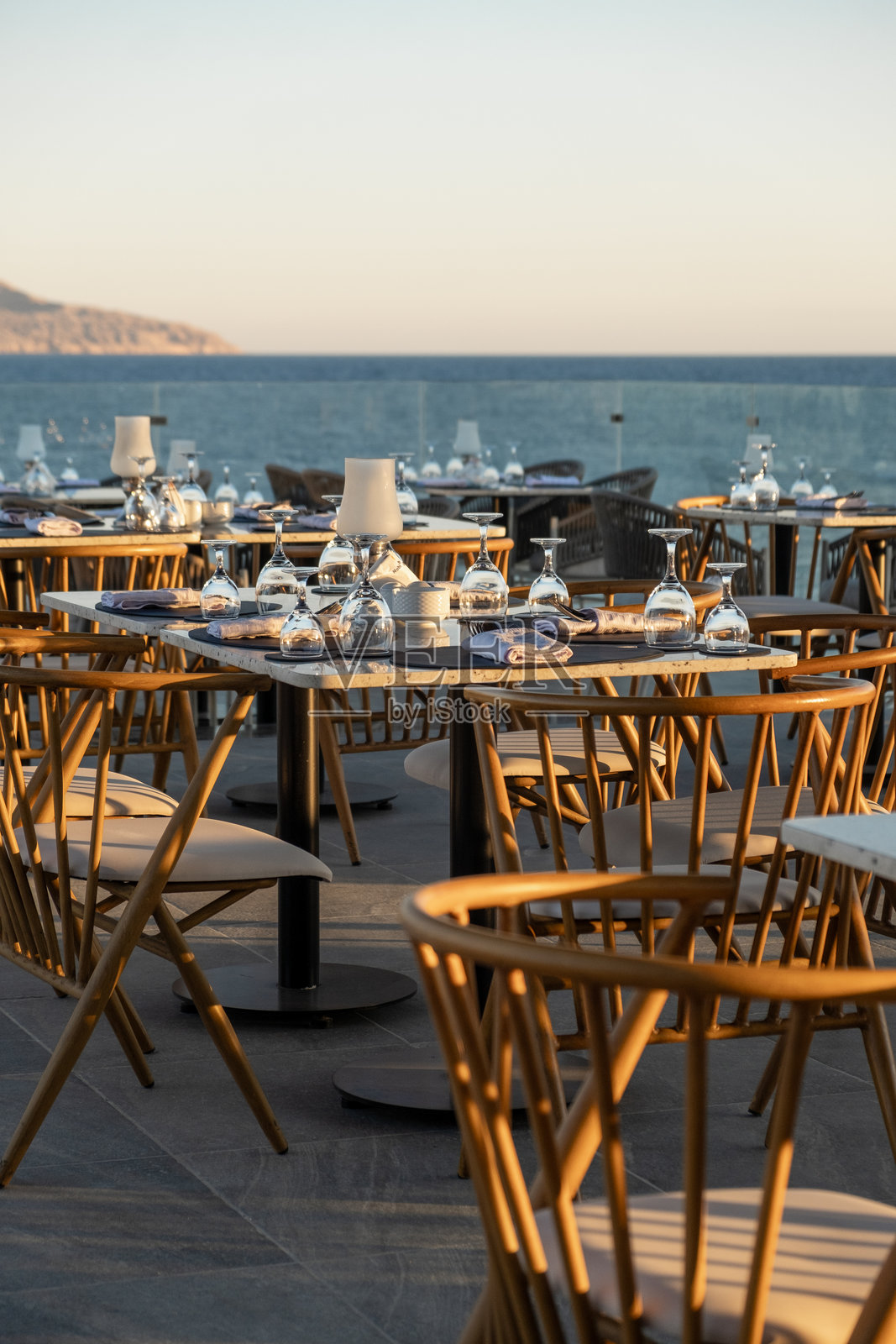 梦幻的海边日落晚餐，精美布置的餐桌和氛围。照片摄影图片