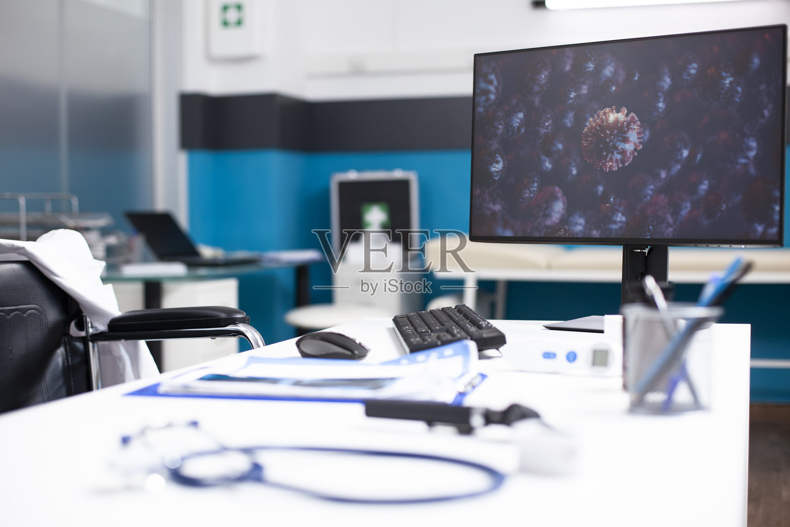 医生桌面上的病毒研究监视器照片摄影图片