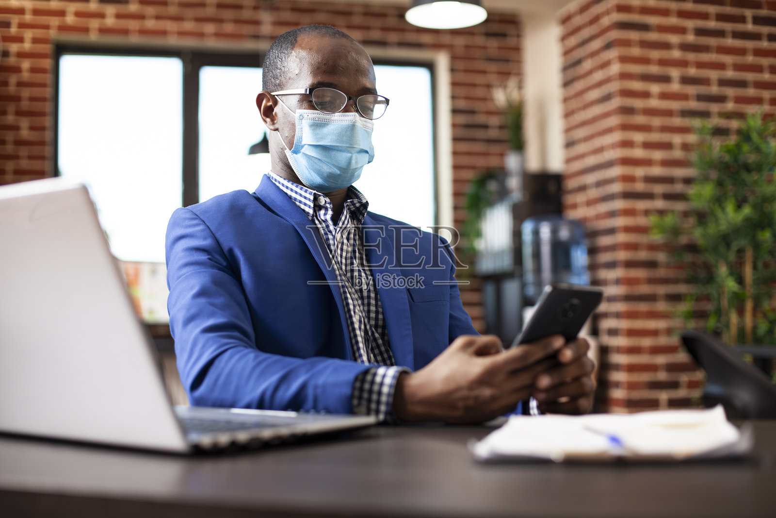 企业家在办公室使用手机照片摄影图片