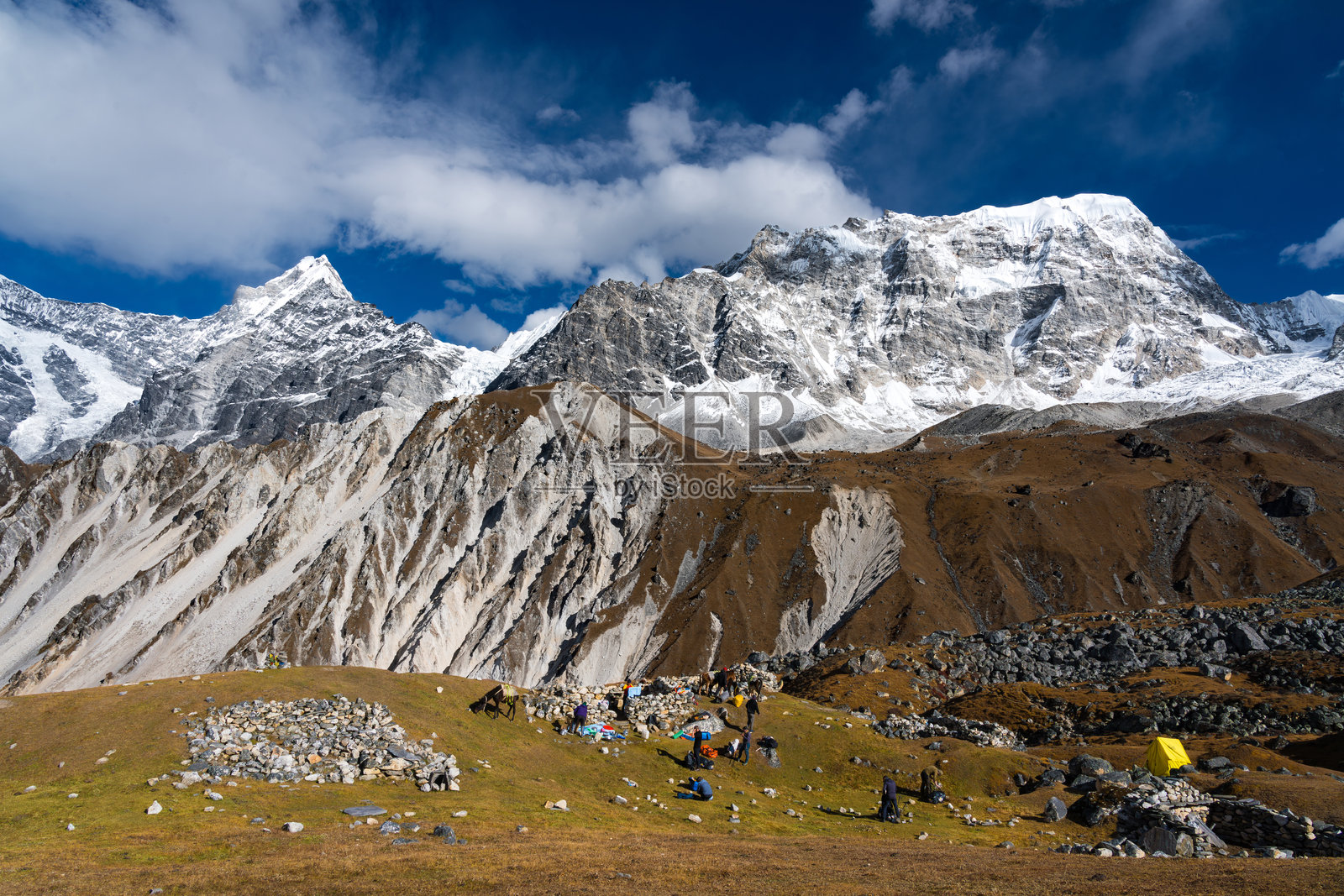 雅拉峰大本营，背景是策尔戈里峰，位于尼泊尔朗塘地区的喜马拉雅山脉。照片摄影图片
