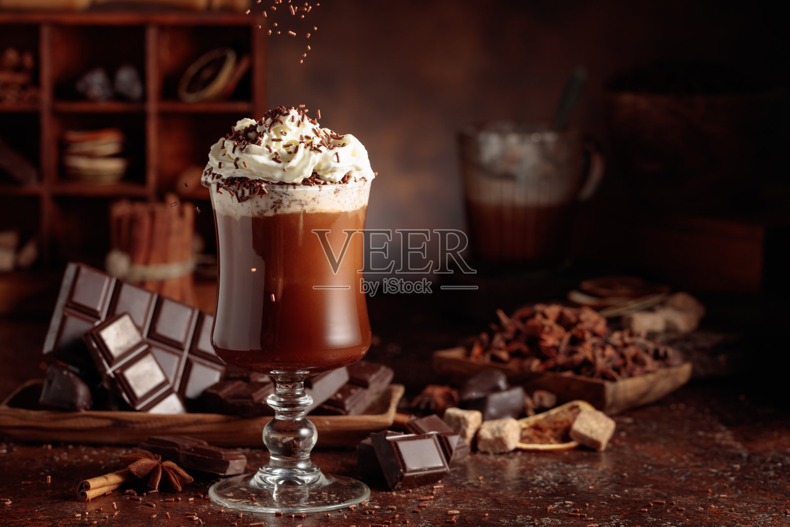 热巧克力上面加了奶油，撒上了巧克力碎片。照片摄影图片