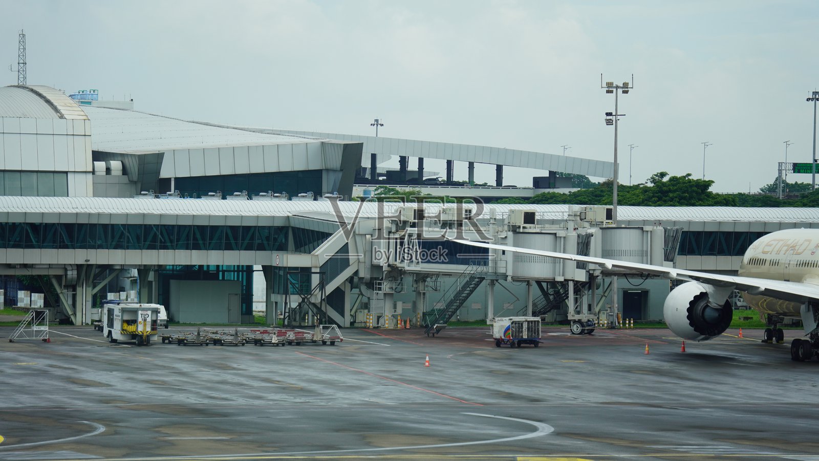 苏加诺-哈达机场的登机口照片摄影图片