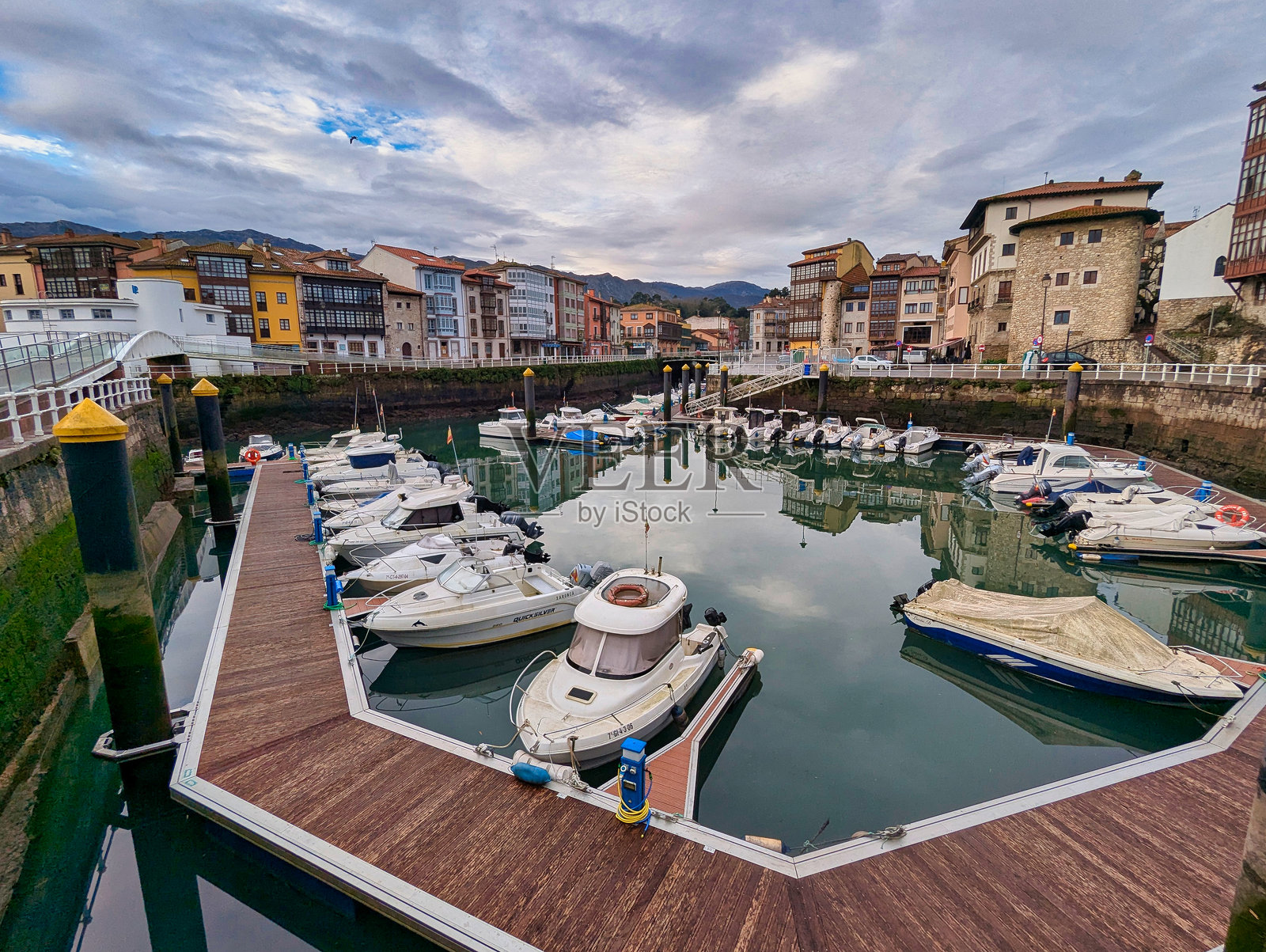 西班牙阿斯图里亚斯的拉涅斯村和渔港照片摄影图片