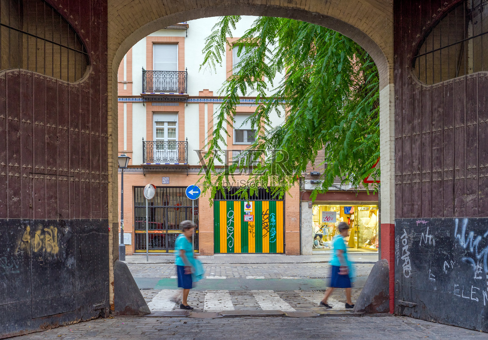 历史悠久的塞维利亚街景，展示了特里亚纳的建筑和街道动态照片摄影图片