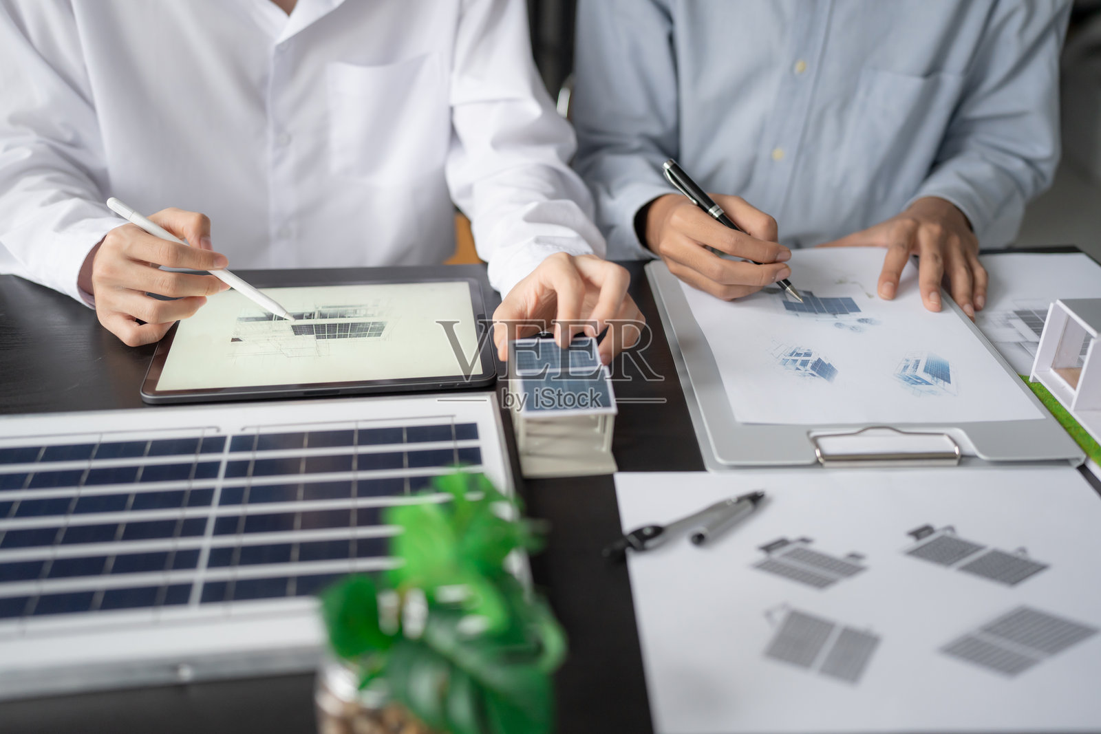 太阳能电池板绿色能源 商务人士在绿色环保办公室工作 创意商业计划 生物经济的可持续电力专业工程师照片摄影图片