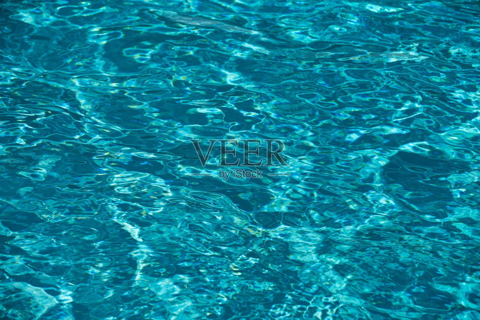游泳池中蓝色撕裂的水面，水池纹理和水面背景。照片摄影图片