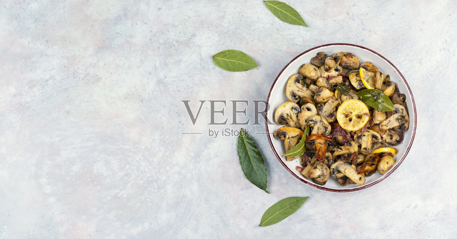 烤香菇。照片摄影图片