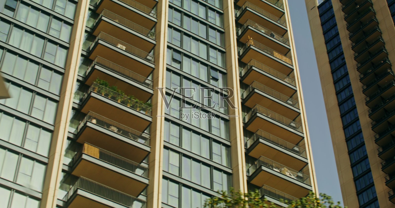 现代摩天大楼的玻璃外立面照片摄影图片