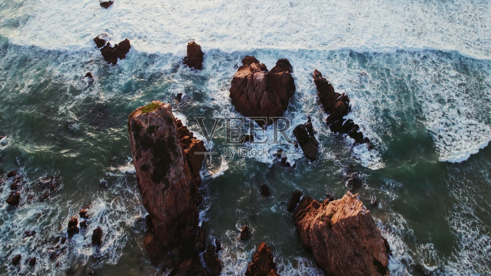 海岸边的岩石，航拍视角照片摄影图片