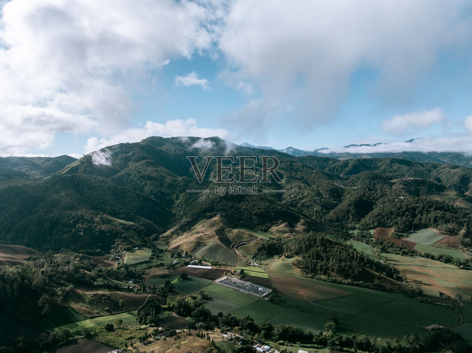 郁郁葱葱的山脉和田野的鸟瞰图照片摄影图片