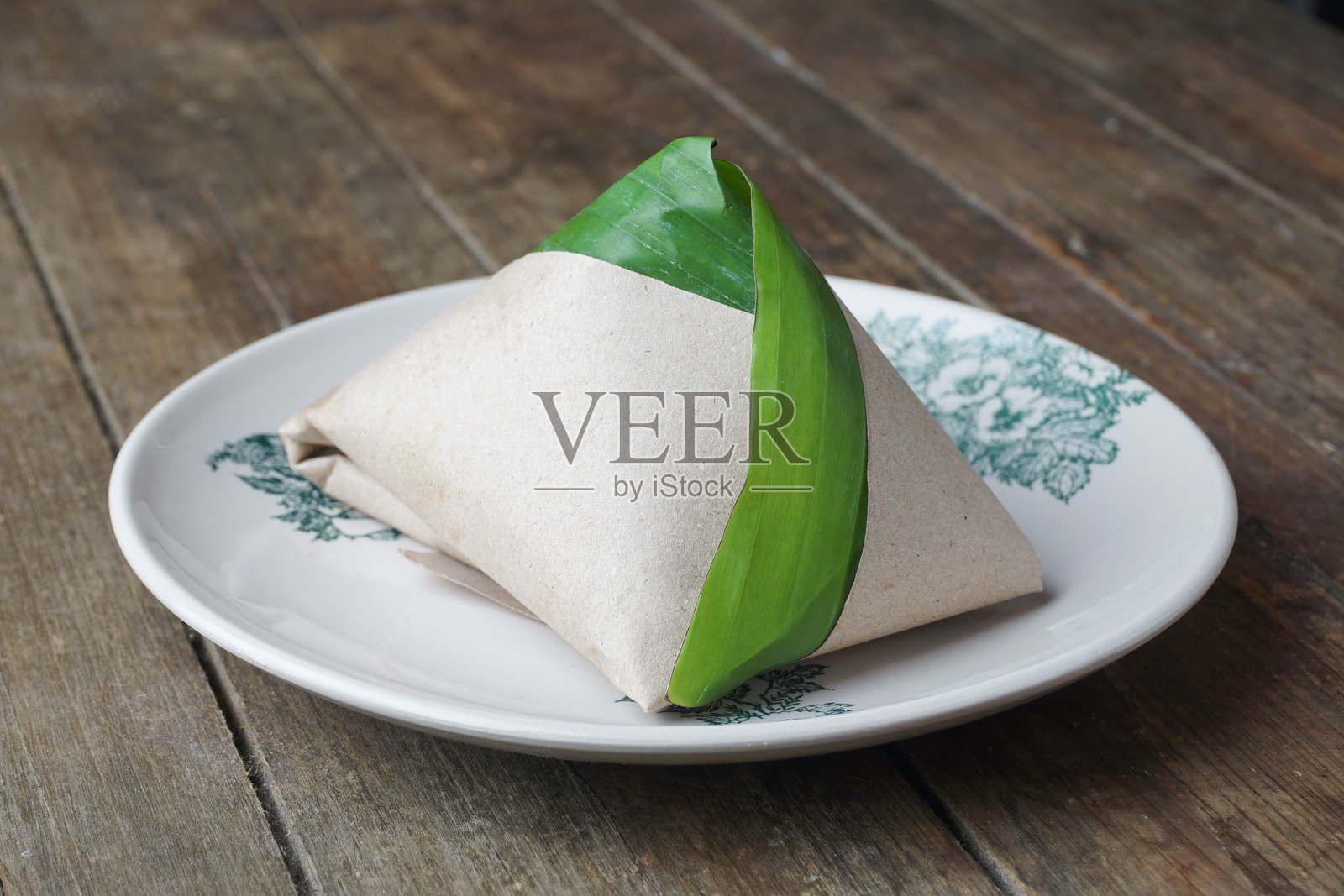 用香蕉叶包裹的传统马来西亚椰浆饭照片摄影图片