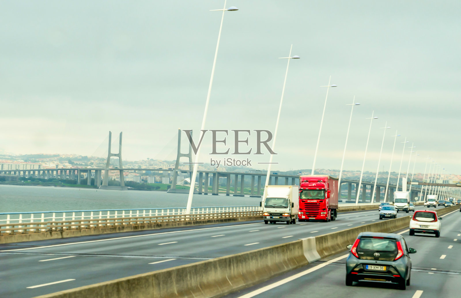 在雨天的瓦斯科·达·伽马大桥（葡萄牙语：Ponte Vasco da Gama）上交通繁忙。照片摄影图片