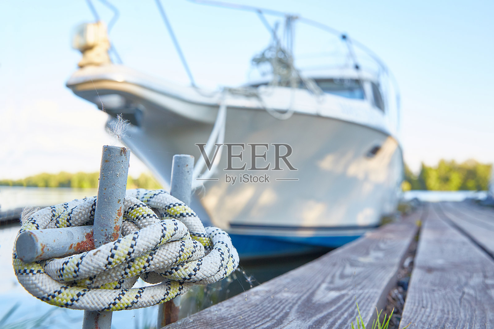 绳结特写，背景模糊的游艇，海洋节点照片摄影图片
