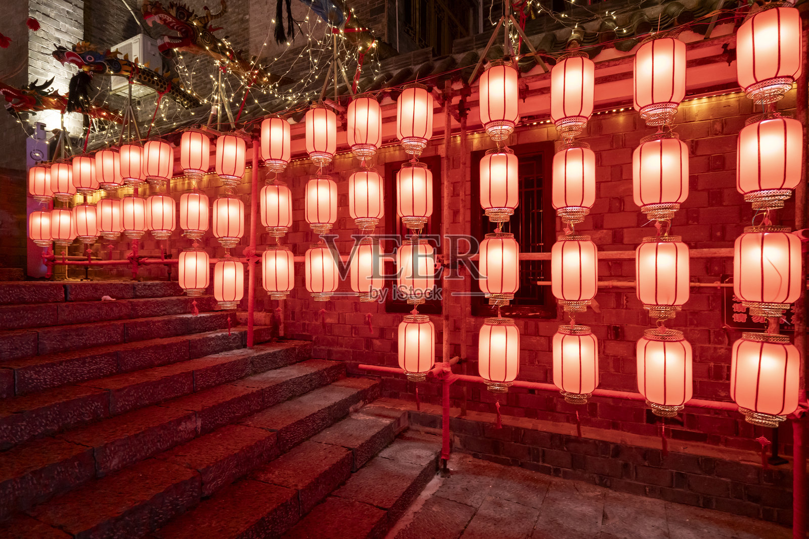 夜晚，灯笼悬挂在古城繁华的街道上照片摄影图片
