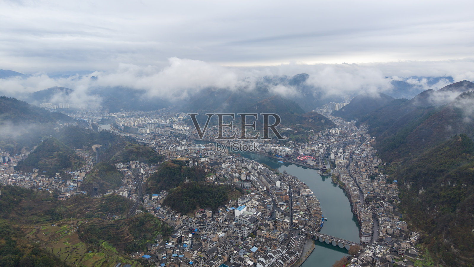 贵州镇远古城夜景的空中摄影照片摄影图片