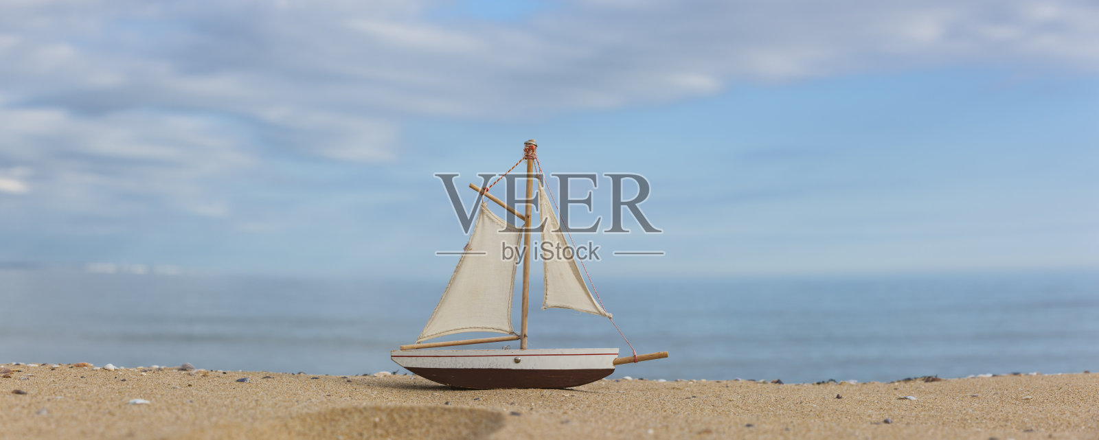 海边的小玩具帆船照片摄影图片