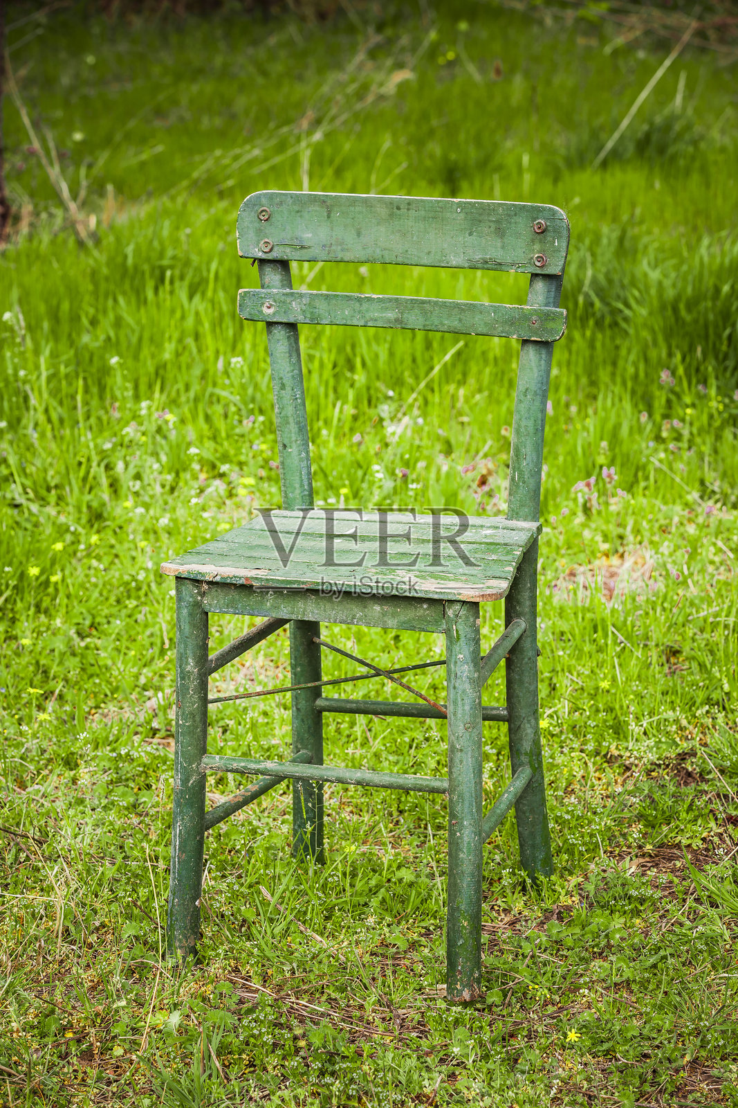 花园里的旧绿色木椅照片摄影图片