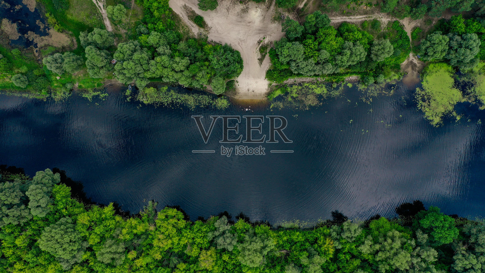 美丽的无人打扰的野生河流景观航拍。夏季壮观的景色，河流穿过原始森林。直接从上方拍摄的野生自然河流地形的无人机镜头。照片摄影图片