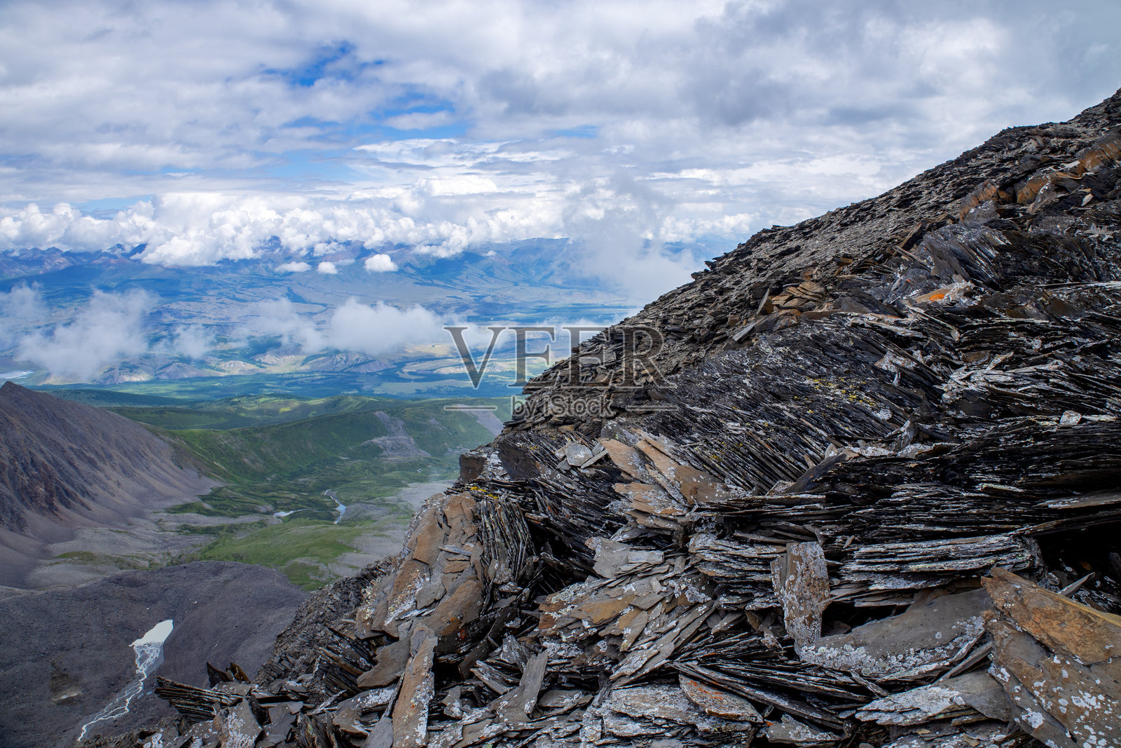 阿尔泰山脉中山峰背景下的石头岩石。旅行中美丽的自然照片。照片摄影图片