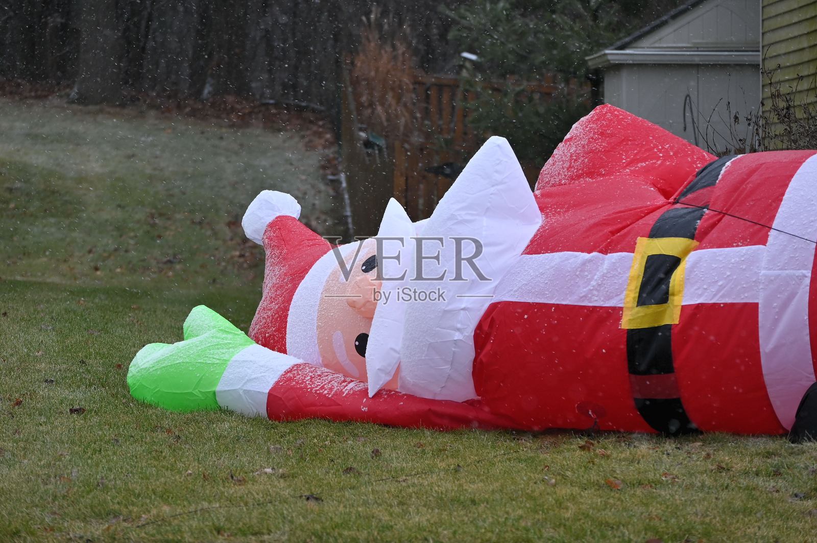 倒下的圣诞老人照片摄影图片