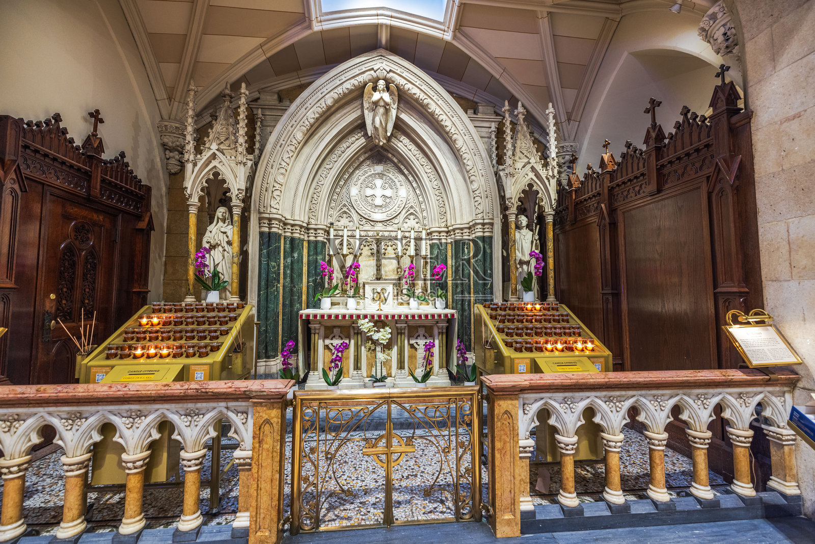 圣帕特里克大教堂内供奉圣犹大（St. Jude）的优雅祭坛，设有青铜雕像、花卉装饰和烛台。照片摄影图片