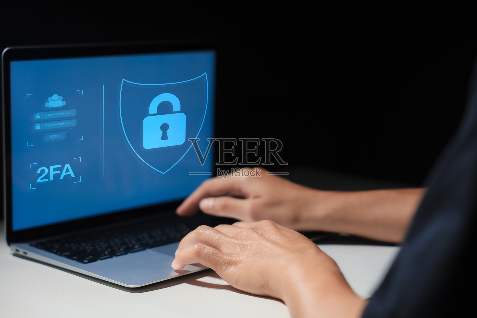 网络安全概念，用户隐私安全与加密，安全的互联网访问，未来科技与网络技术，屏幕上的锁。照片摄影图片