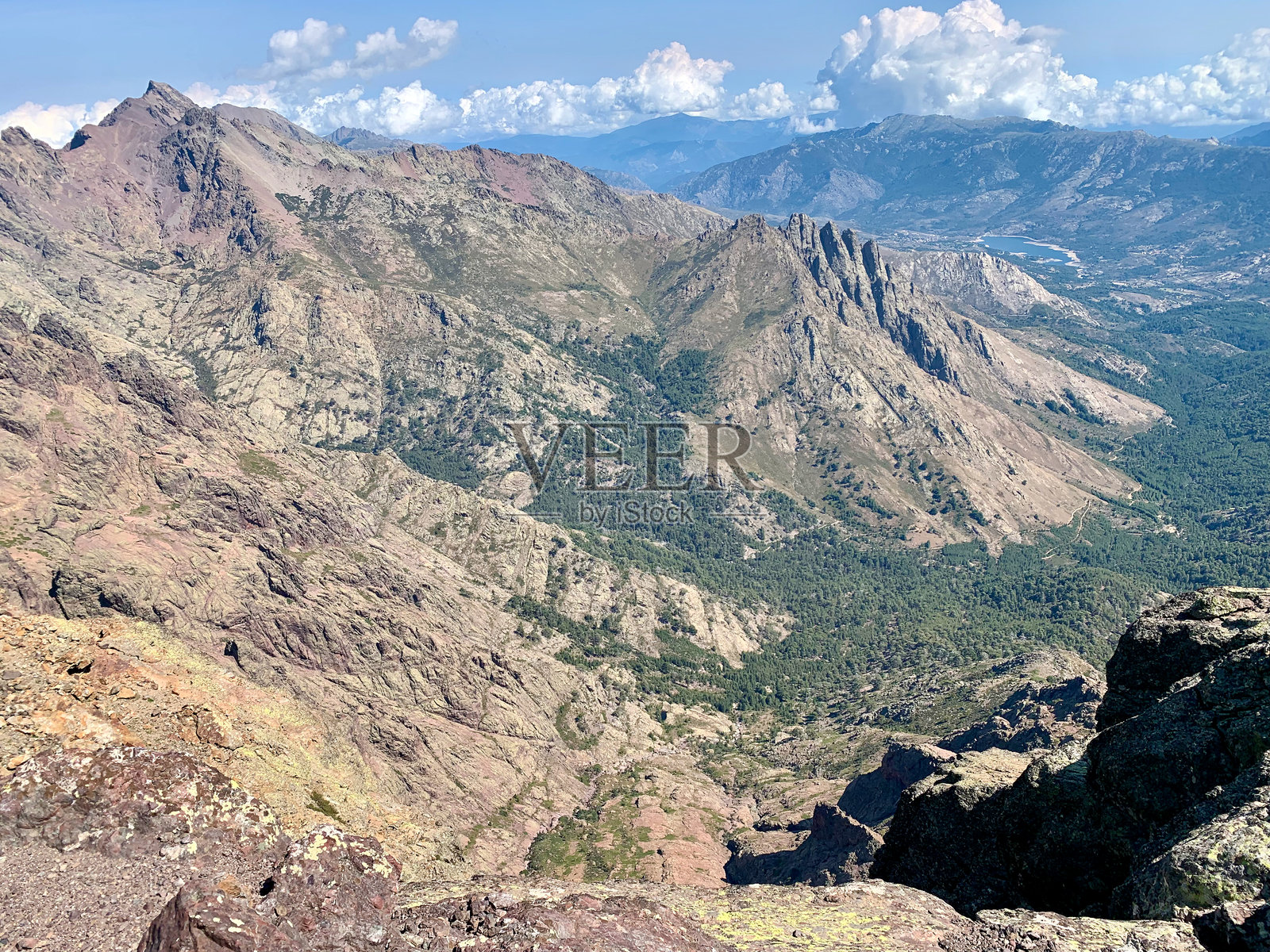 从帕利亚奥尔巴山俯瞰蒙特辛托山的景色照片摄影图片