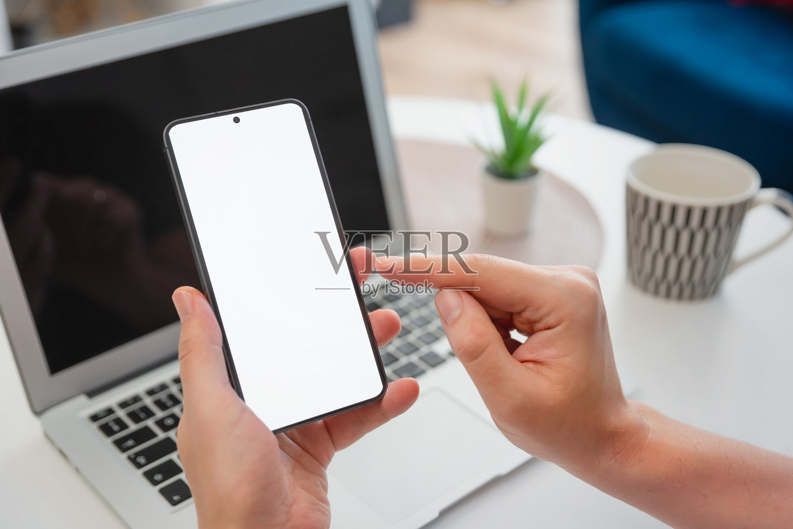 男子手持一部空白屏幕的智能手机照片摄影图片