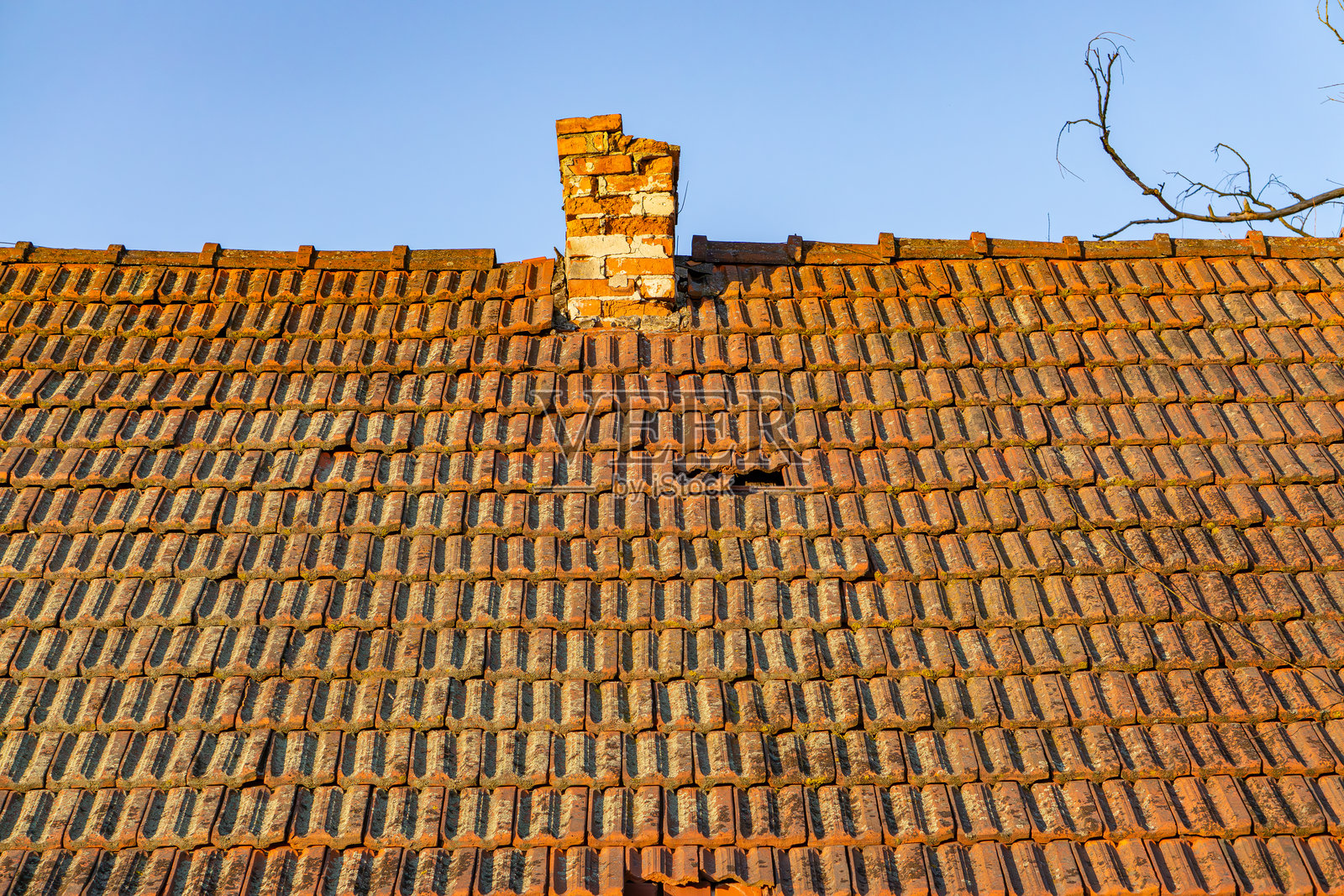 一座废弃老房子的屋顶由旧红瓦构成照片摄影图片