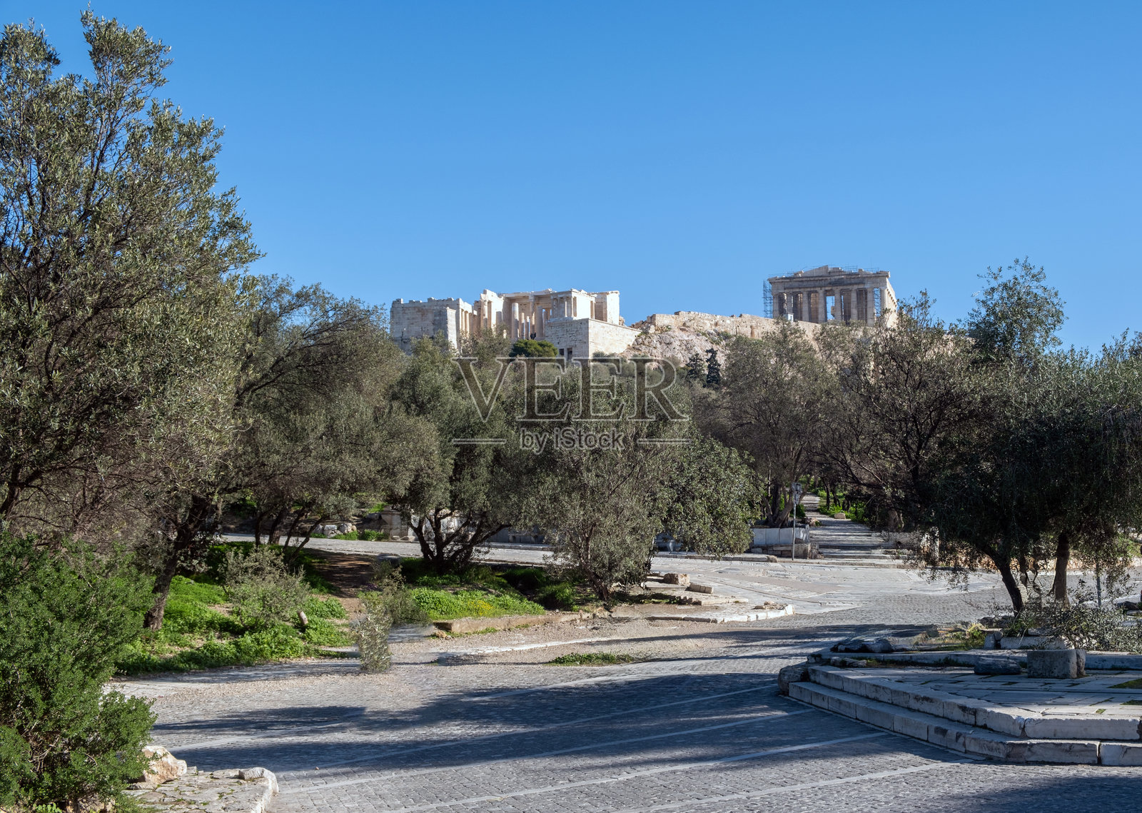 雅典卫城，希腊岩石，帕台农神庙和前门在蓝天背景下照片摄影图片